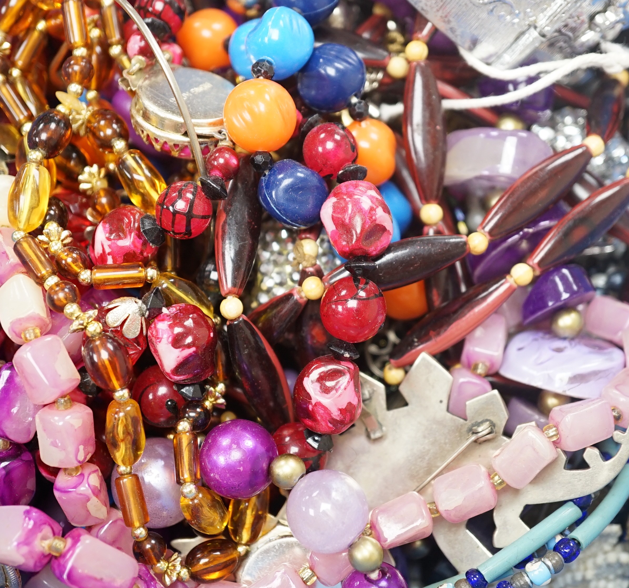 A quantity of assorted costume jewellery.